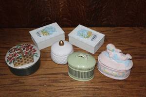 lot 334 image: vintage pastel porcelain and ceramic lidded trinket boxes