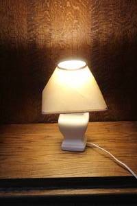 lot 387 image: Small table lamp