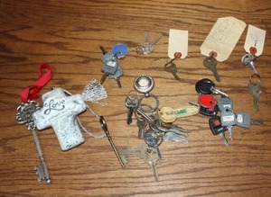 lot 389 image: Mixed lot of keys with skeleton keys