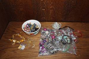 lot 423 image: Jewelry pieces for making jewelry