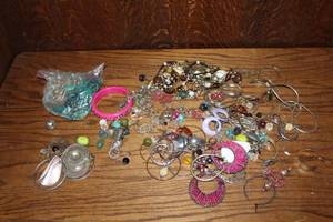 lot 424 image: Jewelry pieces for making jewelry