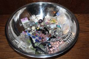 lot 425 image: Large mixing bowl full of Jewelry pieces for making jewelry