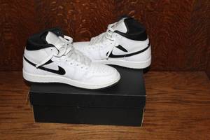 lot 393 image: pair of Nike Air Jordan 1 Mid size 8 US