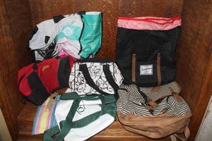 lot 453 image: assortment of pre-owned bags and duffels