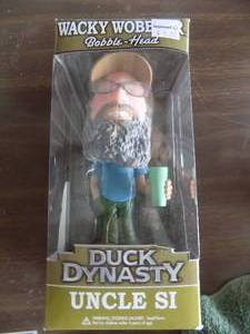 lot 55 image: Duck Dynasty Uncle Si bobble head
