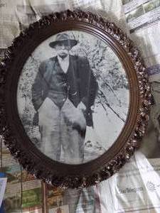 lot 78 image: Vintage photo in oval frame