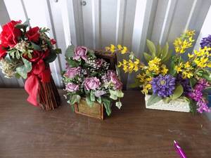 lot 81 image: Floral arrangements