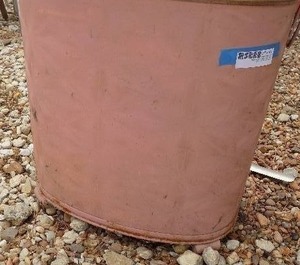 lot 100 image: Vintage pink laundry hamper