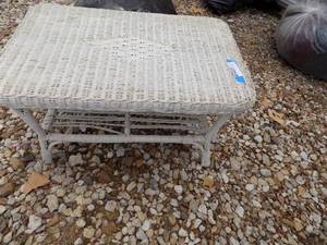 lot 105 image: White wicker bench
