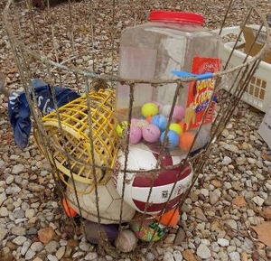 lot 107 image: Wire  basket full of balls