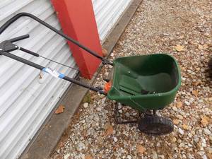 lot 92 image: Scotts fertilizer spreader