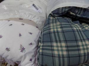 lot 110 image: Throw pillows 2 pairs