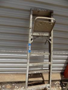 lot 102 image: 5 foot step ladder