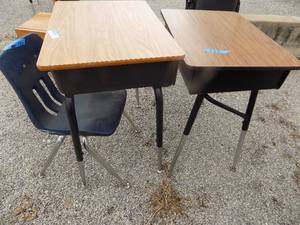 lot 130 image: 2 desks, 1 chair