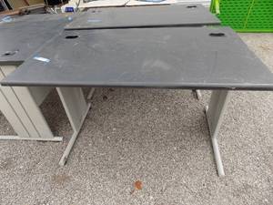 lot 140 image: metal desk x 4