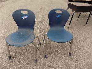 lot 148 image: 2 kid chairs