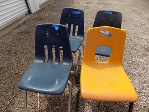 lot 152 image: 4 hard plastic chairs