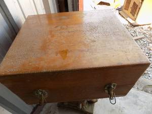 lot 222 image: Vintage wine box