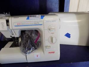 lot 256 image: Janome Schoolmate sewing machine with cover