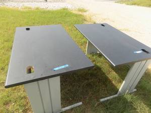 lot 275 image: Desks x 2