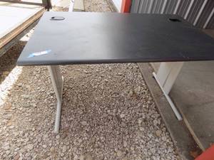 lot 276 image: desk x 1