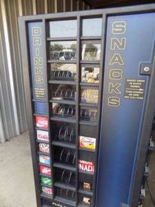 lot 26 image: SNACK DRINK COMBO VENDING MACHINE  has BILL COLLECTOR ATTACHED - UNTESTED
