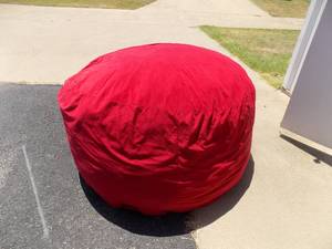 lot 284 image: Red ROUND BEAN BAG CHAIR  5 FT WIDE,  22 INCHES HT  - Love sack LIKE