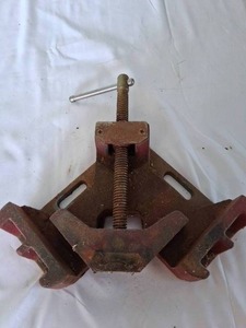 lot 88 image: Vintage 90 Degree ViceClamp