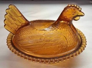 lot 161 image: Golden Amber Glass Hen on Nest---Broken