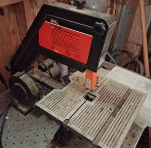 lot 165 image: Master Mechanic 10 Tabletop Bandsaw