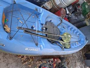 lot 173 image: 8 Lifetime Daytime Kayak with Paddles