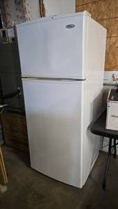 lot 7 image: Whirlpool Model W8RXEGMWQ00 17.5 Cu Ft Refrigerator w Top Freezer.  ICE COLD