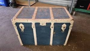 lot 13 image: Beautiful Antique Lined Trunk