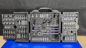 lot 21 image: 140 Piece Tool Set w Case