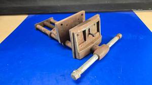 lot 25 image: Vintage Wilton Under Bench Vise