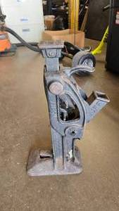 lot 27 image: SO COOL  Antique Duff Barrett No 117 Railroad Jack, 15 Tons