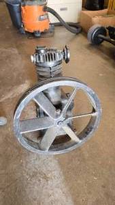 lot 29 image: Vintage DeVilbiss Model 130 Air Compressor Pump Assembly