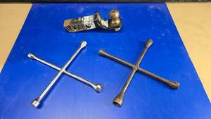 lot 50 image: Lot of 2 Lug Nut Tire Irons & Trailer Hitch w 2 Ball