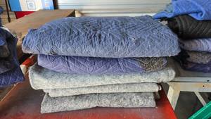 lot 148 image: Lot of 5 Moving Blankets