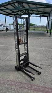 lot 157 image: Rolling Dolly w Hand Crank Lift.  GREAT FOR LIFTING HEAVY OBJECTS INTO TRUCKS