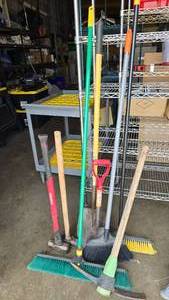 lot 160 image: Lot of 8 Yard Tools