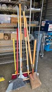 lot 161 image: Lot of 8 Yard Tools