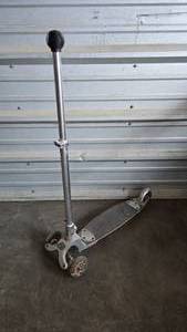lot 165 image: OG Y2K TOY  K2 Kickboard Scooter