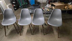 lot 222 image: Set of 4 Mid-Century Style Molded Chairs