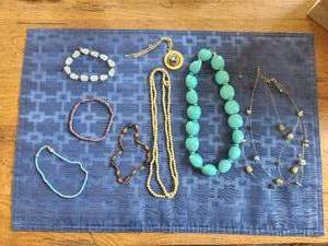lot 45 image: Selection of vintage jewelry -