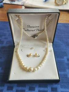 lot 15 image: Appears to be a vintage pearl Necklace & earring set