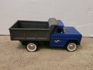 lot 16 image: Vintage Structo hydraulic dump truck - pressed steel - very nice condition