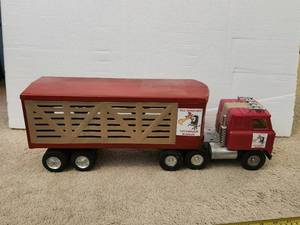 lot 70 image: Vintage Ertl International semi-truck with cattle trailer - pressed steel - very nice condition