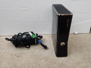 lot 9 image: Xbox 360 - came on and was reset to factory settings