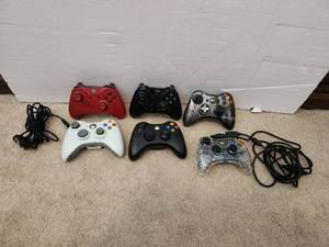 lot 22 image: Selection of 6 Xbox controllers - 5 wireless (1charger cable)